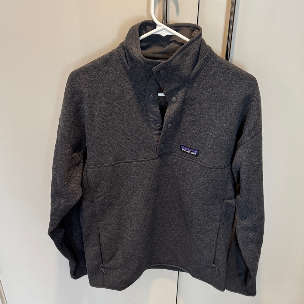 Patagonia Men's Dark Gray Better Sweater snap button 1/4 zip.